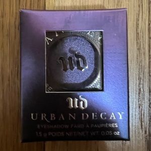 Urban decay gravity eye shadow.
